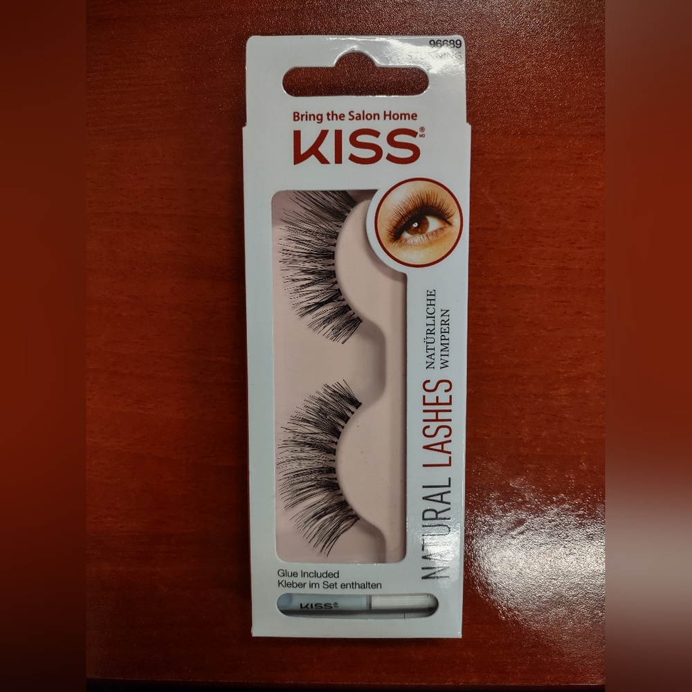 NWT KISS Natural Lashes | STUNNING
